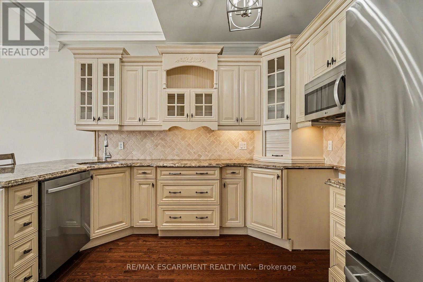 74 Fairwood Place W, Burlington, Ontario  L7T 4B6 - Photo 14 - W13747676