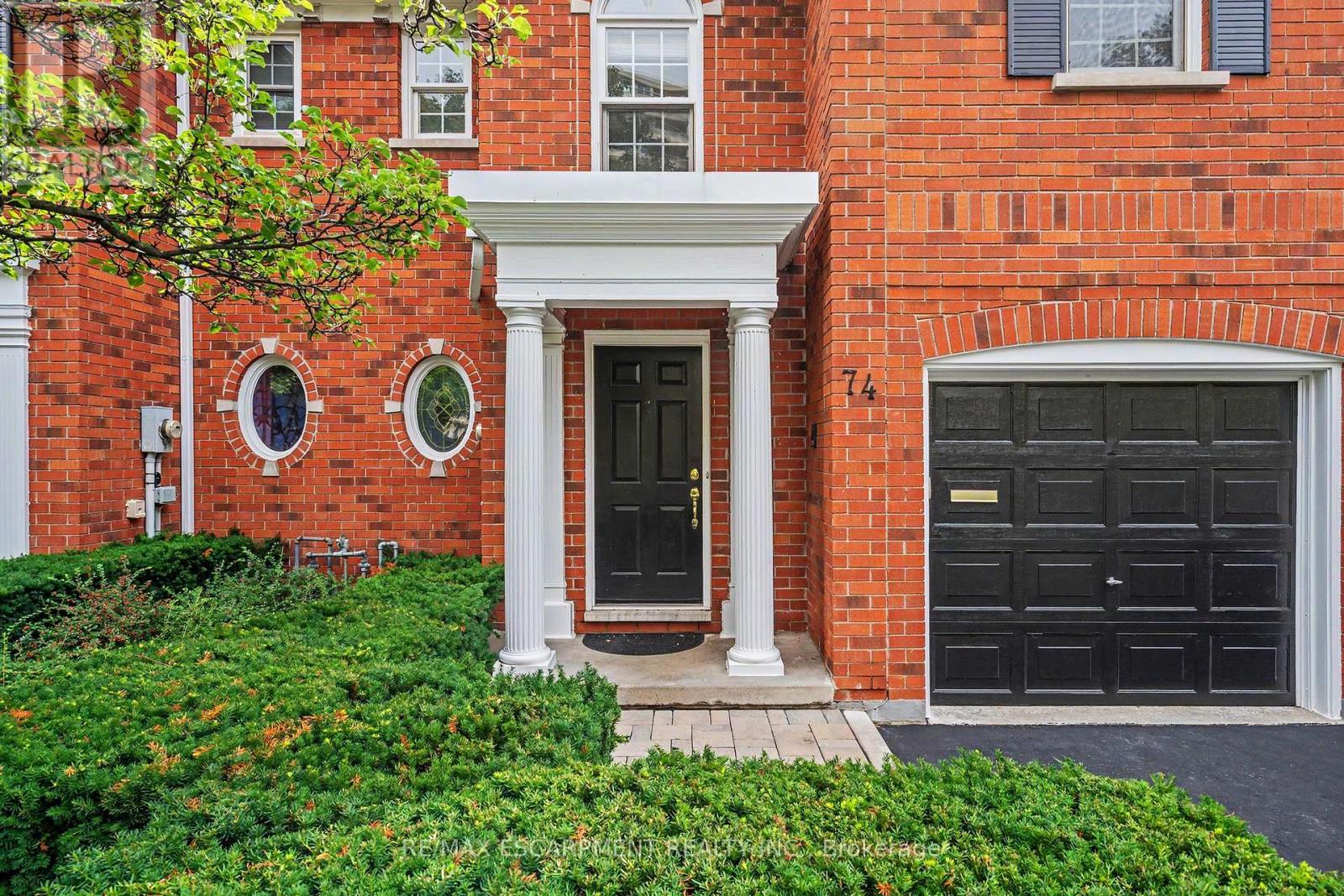 74 Fairwood Place W, Burlington, Ontario  L7T 4B6 - Photo 3 - W13747676