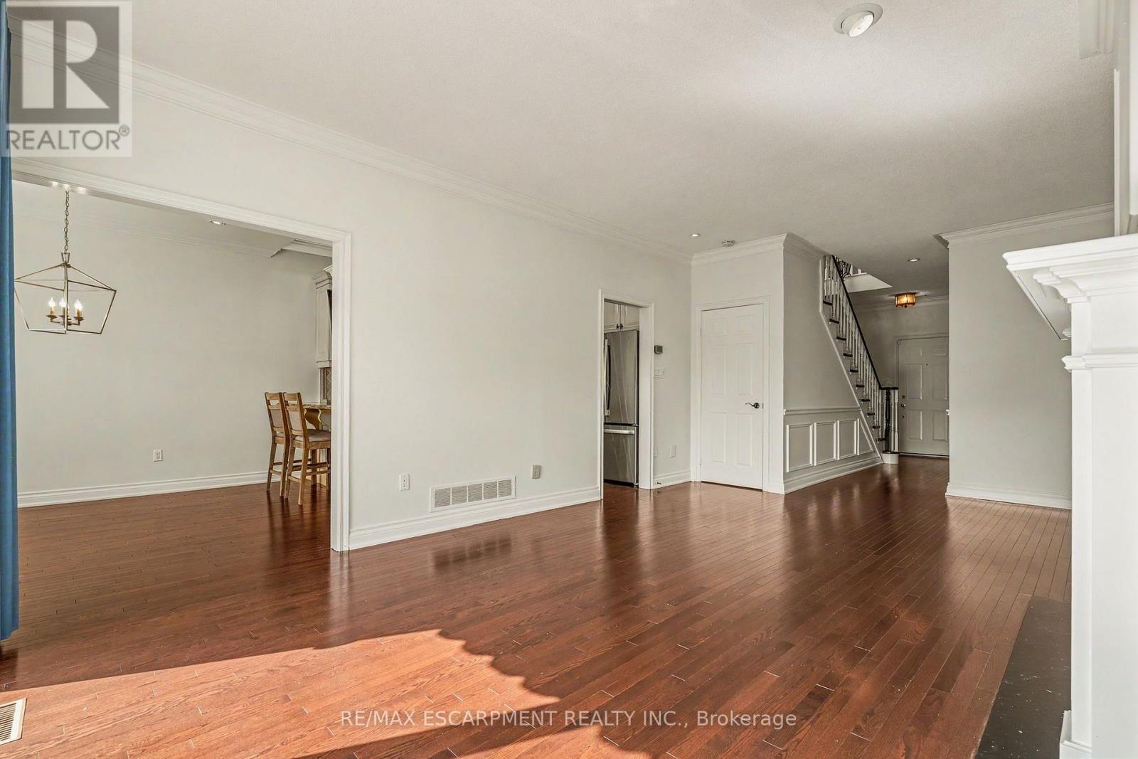 74 Fairwood Place W, Burlington, Ontario  L7T 4B6 - Photo 7 - W13747676