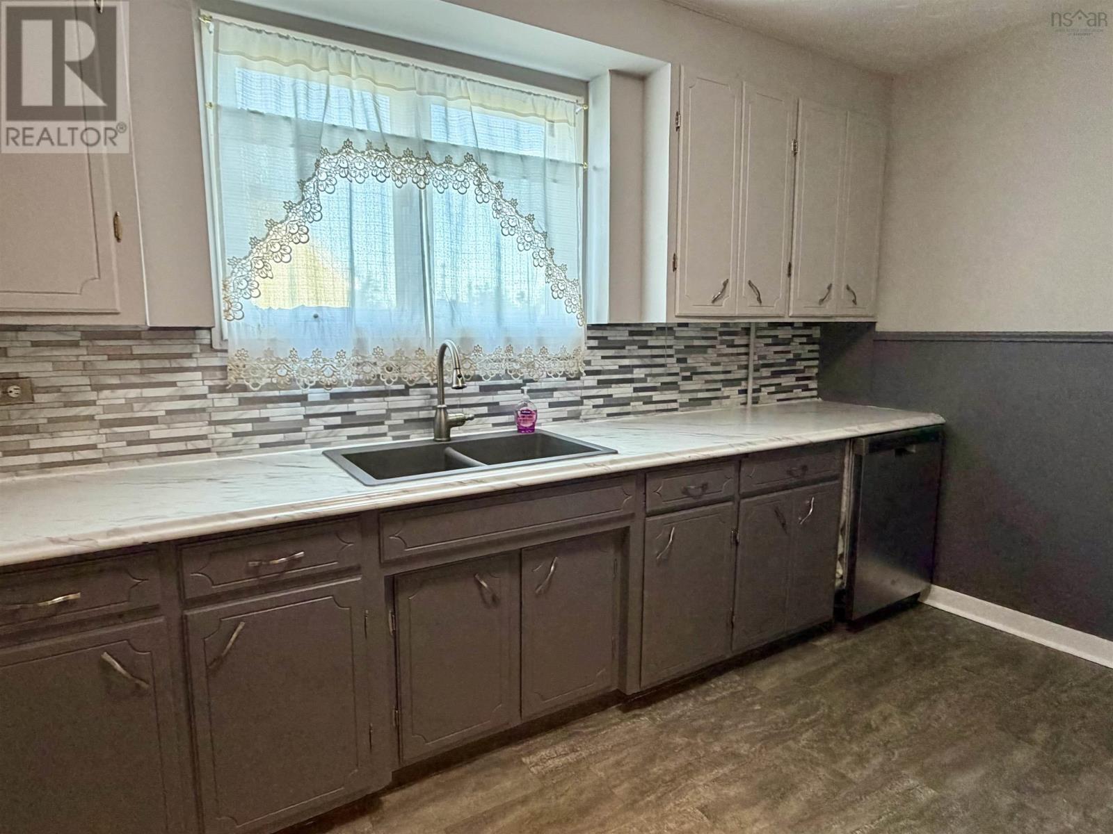 16 Rosewood Avenue, Glace Bay, Nova Scotia  B1A 2Y3 - Photo 12 - 202622500