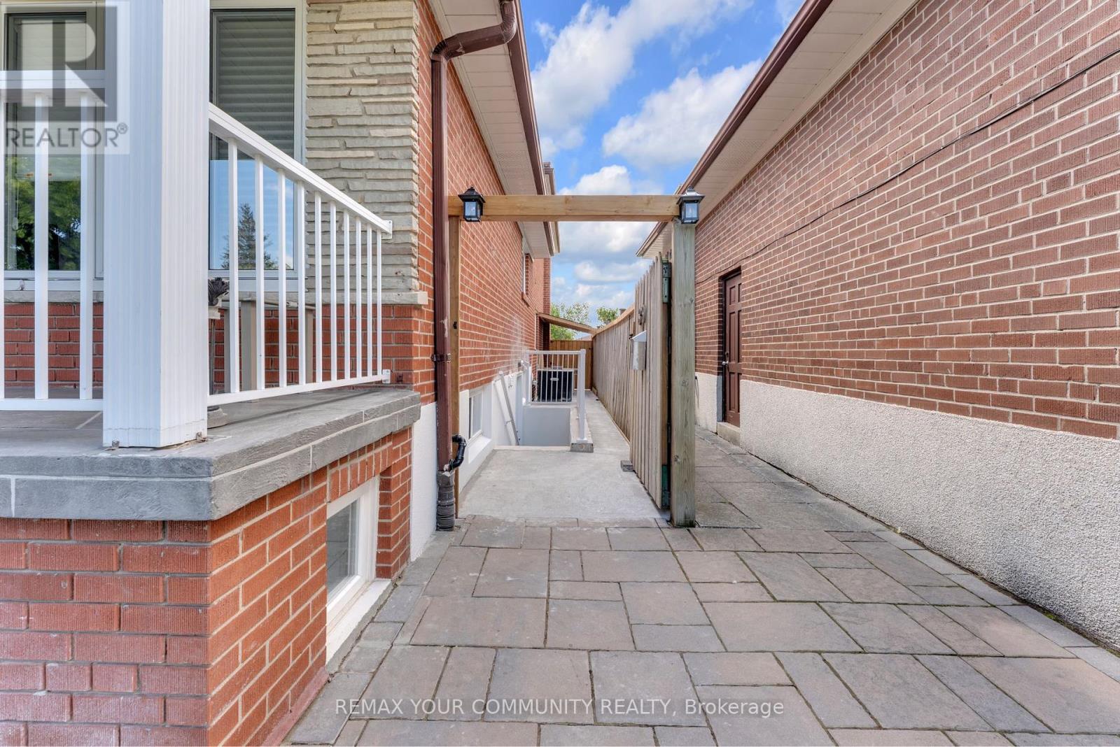 Bsmt - 39 Veerland Drive, Toronto, Ontario  M6L 1R8 - Photo 3 - W13747812