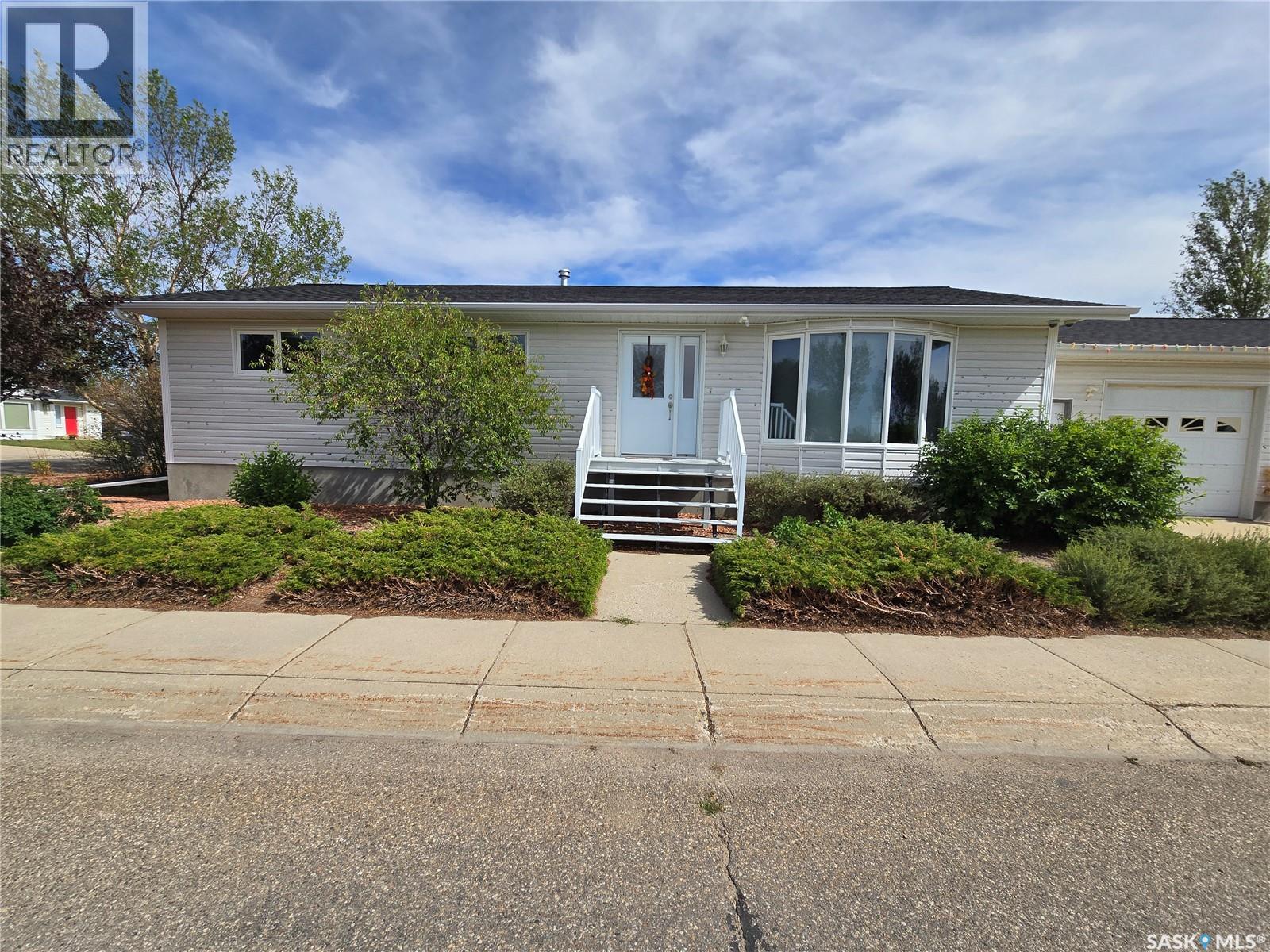 523 Maxwell Drive, Swift Current, Saskatchewan  S9H 4Z6 - Photo 2 - SK047599
