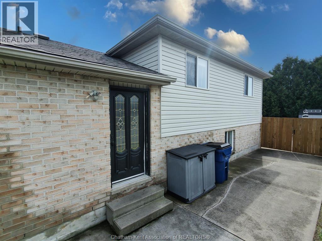 8 Hampton Court, Chatham, Ontario  N7M 6K9 - Photo 2 - 26021580
