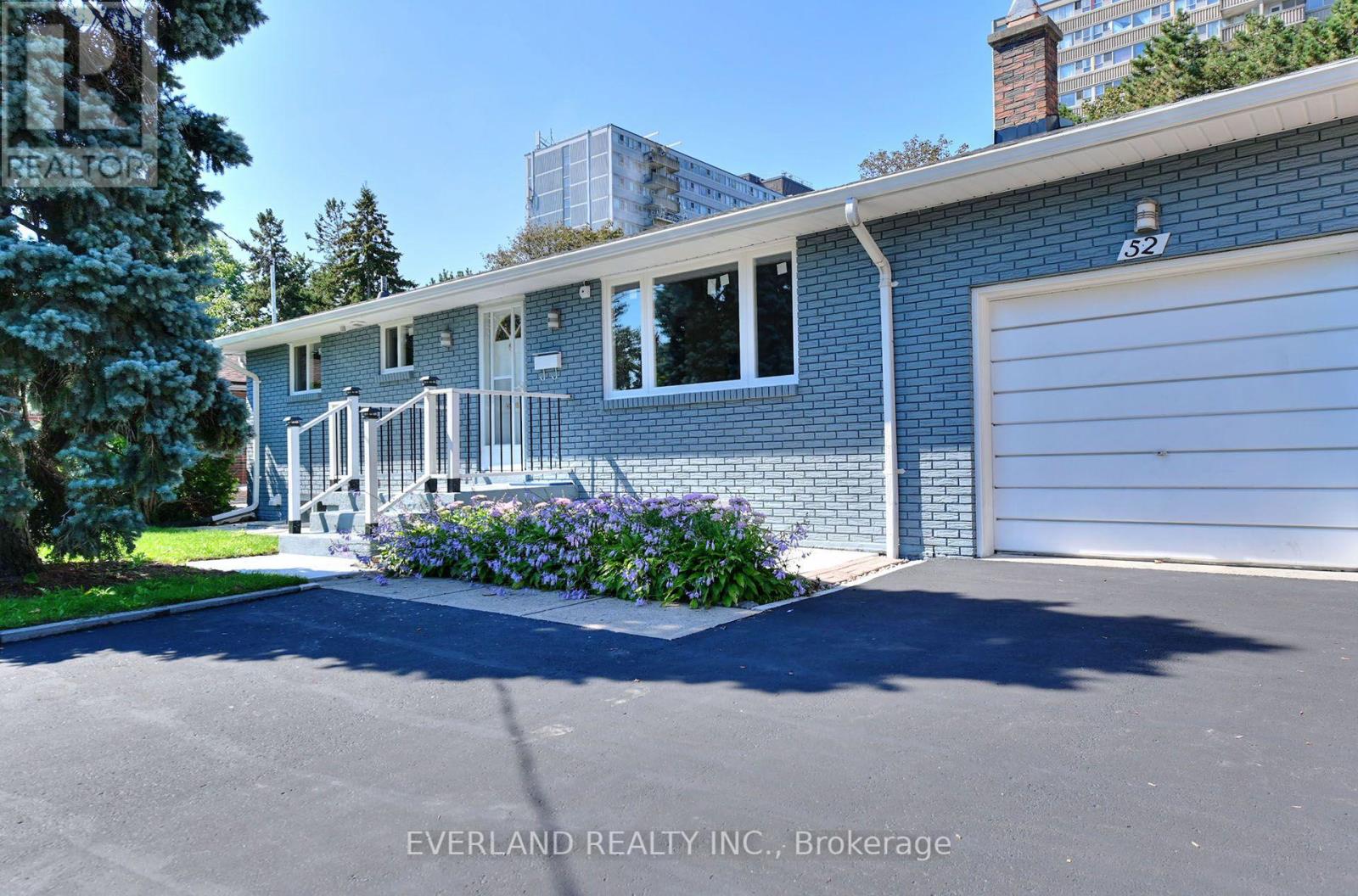 52 FAIRGLEN AVENUE, Toronto, Ontario