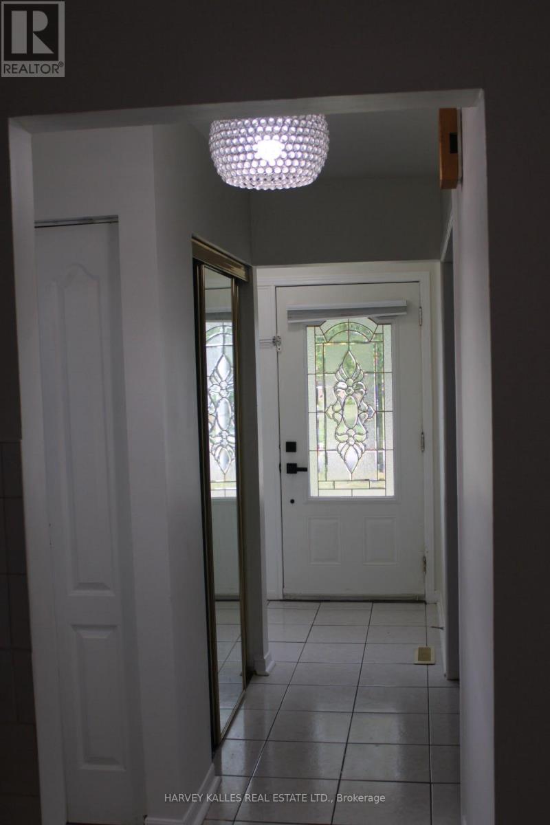 102 Goldcrest Road, Brampton, Ontario  L6S 1H2 - Photo 2 - W13713032