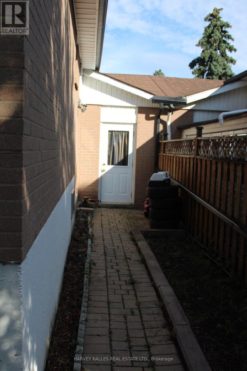 102 Goldcrest Road, Brampton, Ontario  L6S 1H2 - Photo 9 - W13713032