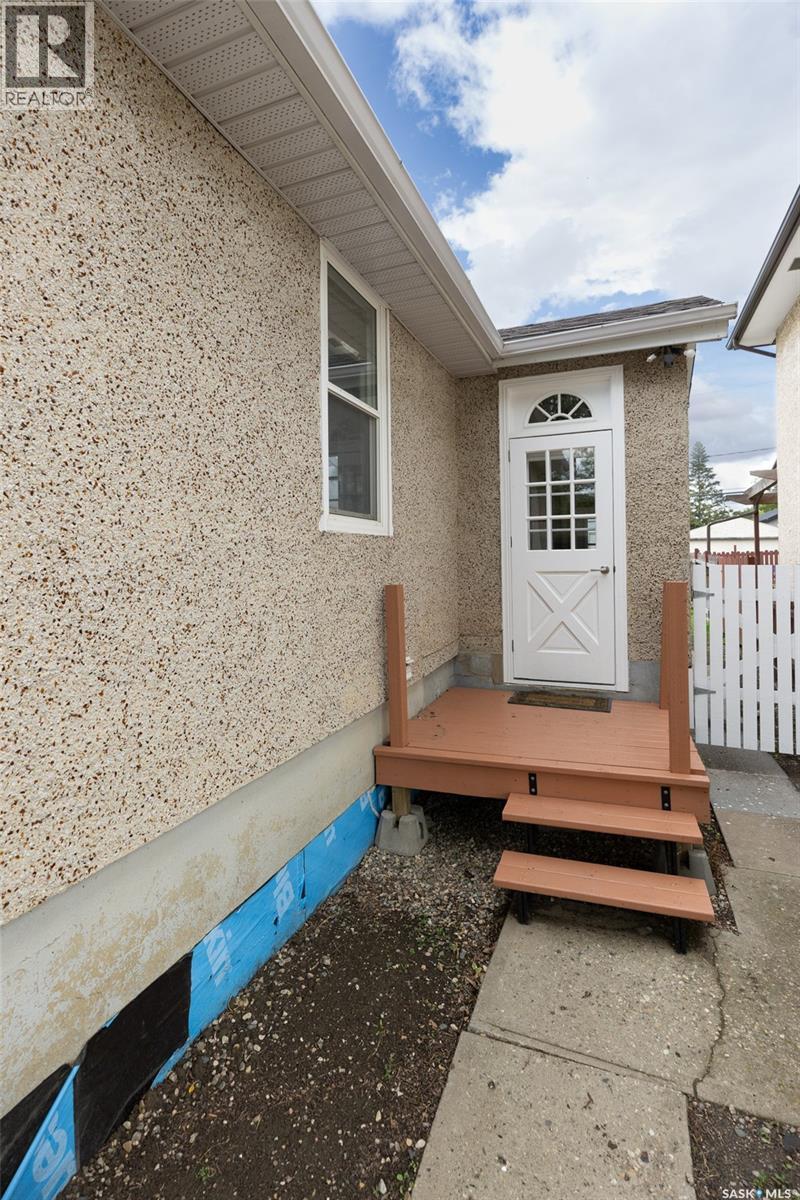 345 Mcintyre Street, Regina, Saskatchewan  S4R 2L9 - Photo 3 - SK047601