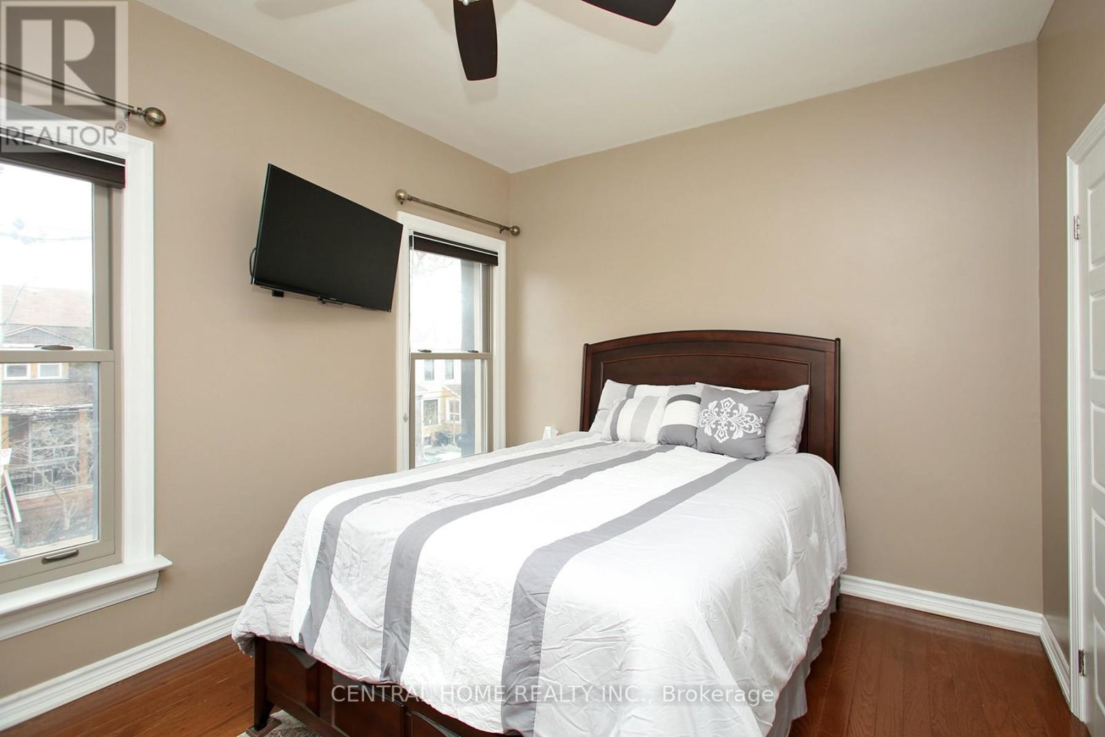 106 Carlaw Avenue, Toronto, Ontario  M4M 2R7 - Photo 10 - E13748018