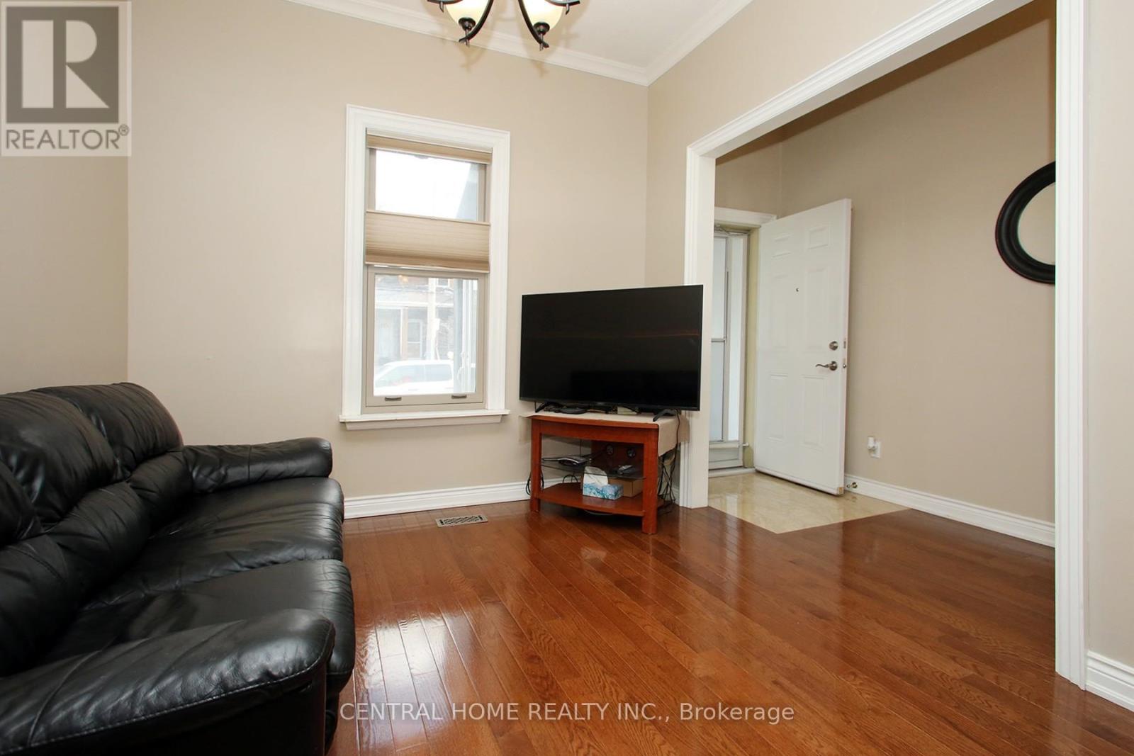 106 Carlaw Avenue, Toronto, Ontario  M4M 2R7 - Photo 5 - E13748018