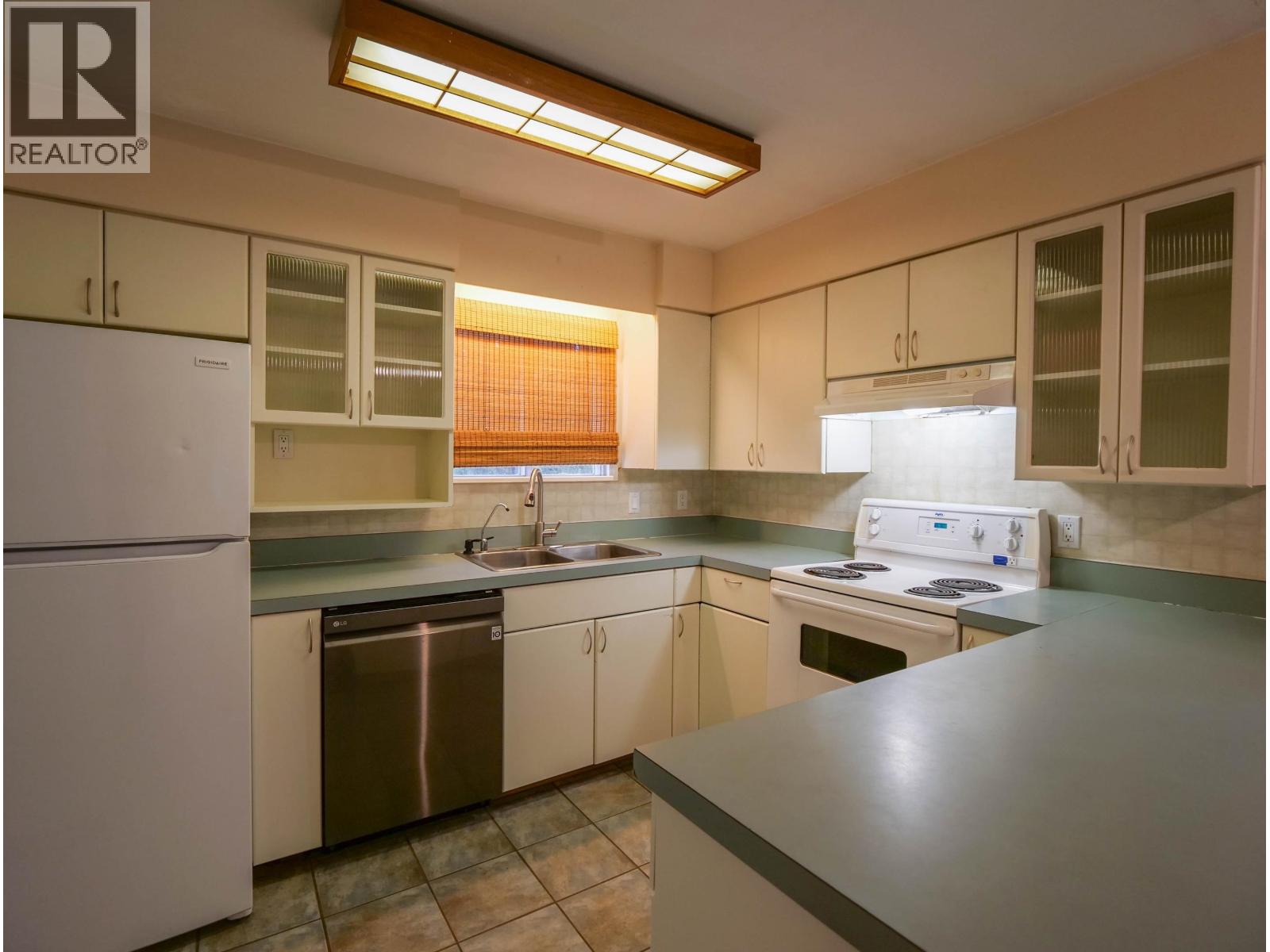 1802 Poplar Avenue, Red Bluff / Dragon Lake, British Columbia  V2J 3Z5 - Photo 4 - R3161831