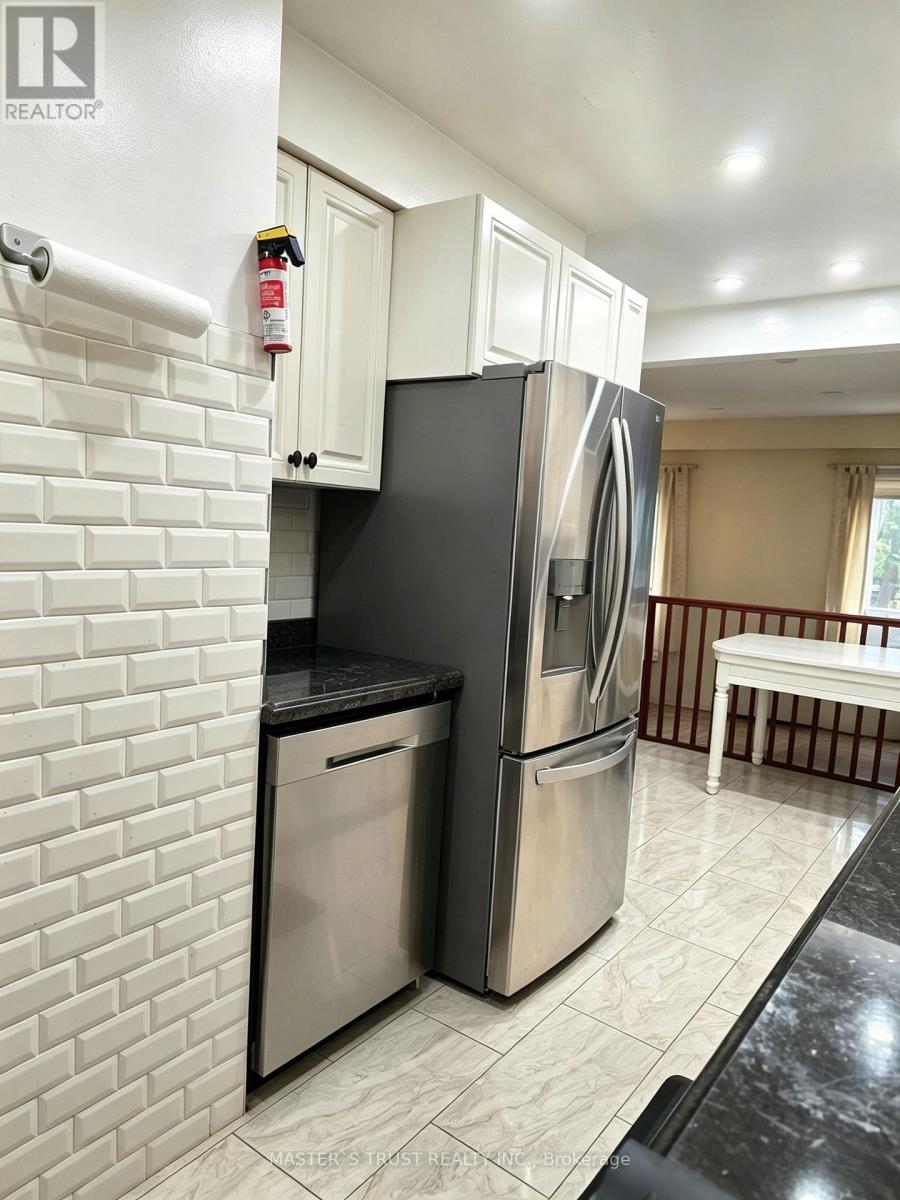 22 O'halloran Crescent, Toronto, Ontario  M1V 2C3 - Photo 6 - E13748068