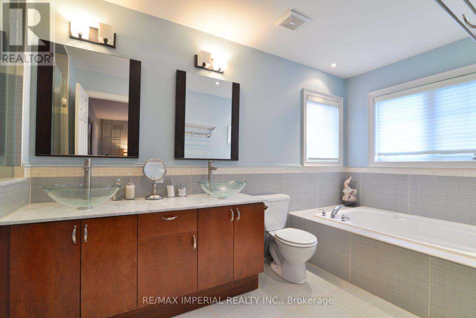 11 Candlelight Drive, Richmond Hill, Ontario  L4E 5E4 - Photo 11 - N13748088