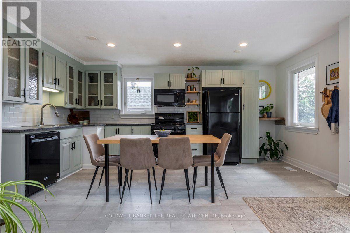 18 Agnes Street, Barrie, Ontario  L4M 2S2 - Photo 2 - S13748086