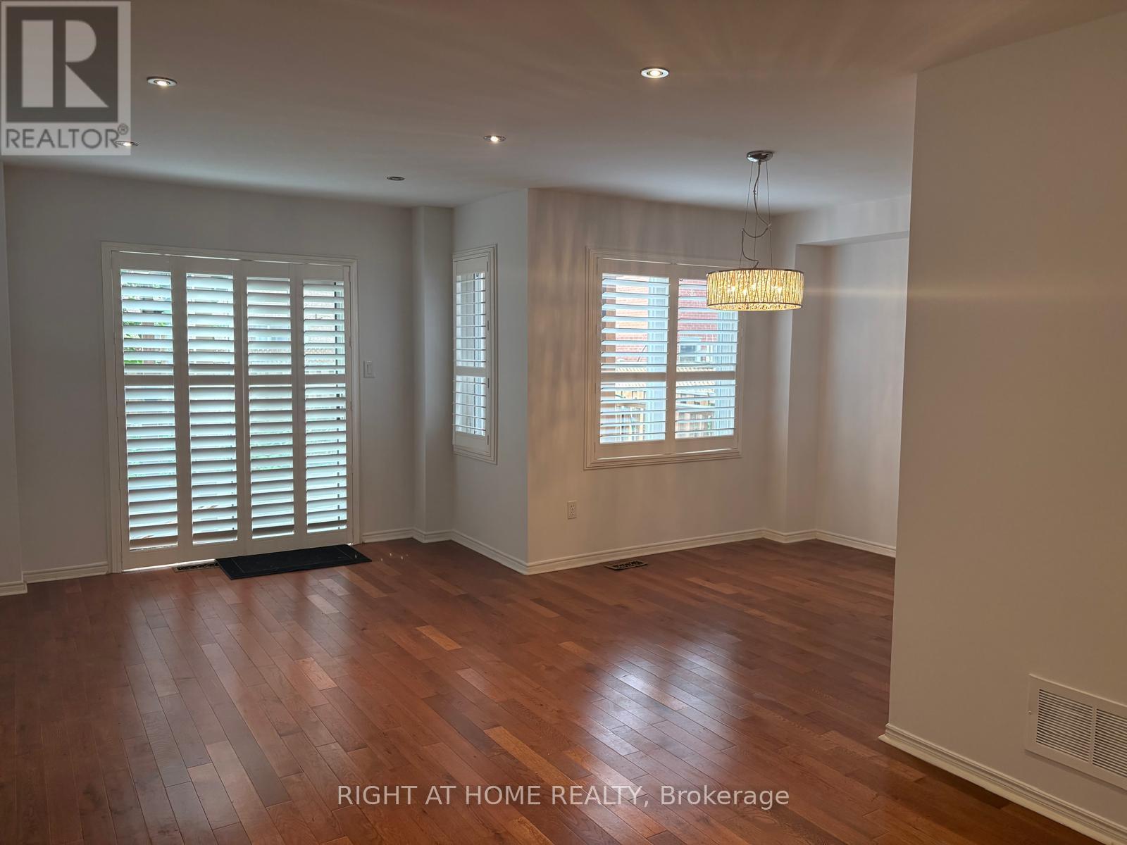 55 Sunley Crescent, Brampton, Ontario  L6Y 5B8 - Photo 2 - W13748108