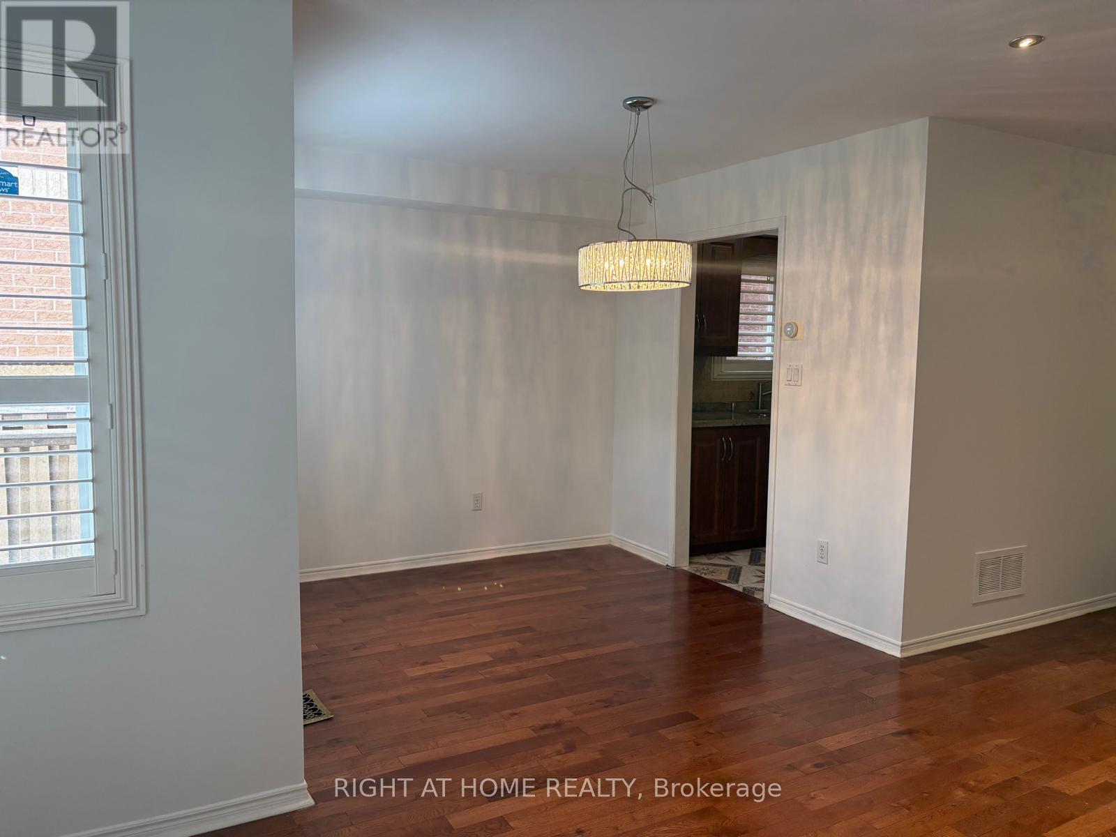 55 Sunley Crescent, Brampton, Ontario  L6Y 5B8 - Photo 4 - W13748108