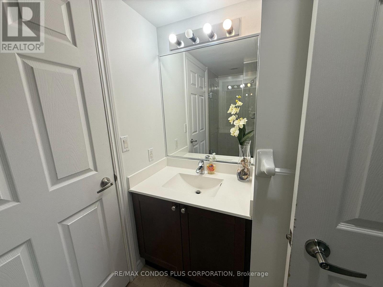 1402 - 761 Bay Street, Toronto, Ontario  M5G 2R2 - Photo 12 - C13748134