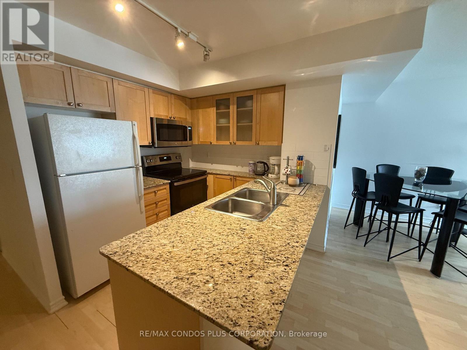 1402 - 761 Bay Street, Toronto, Ontario  M5G 2R2 - Photo 2 - C13748134