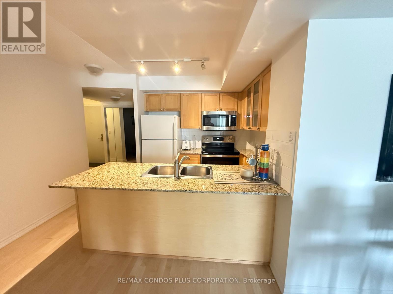 1402 - 761 Bay Street, Toronto, Ontario  M5G 2R2 - Photo 3 - C13748134