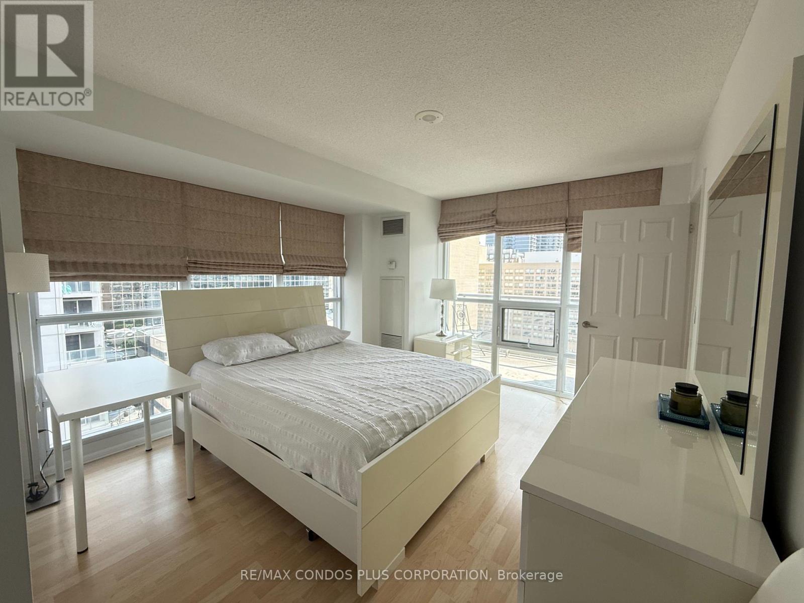 1402 - 761 Bay Street, Toronto, Ontario  M5G 2R2 - Photo 6 - C13748134