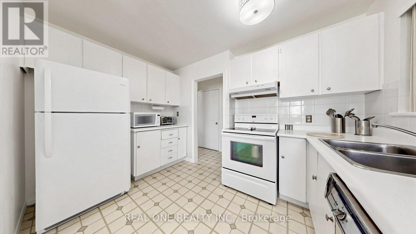 19 Nymark Avenue, Toronto, Ontario  M2J 2G8 - Photo 10 - C13748164