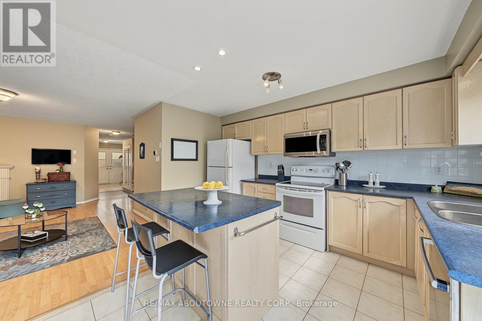 5110 Falconcrest Drive, Burlington, Ontario  L7L 6K5 - Photo 12 - W13747392
