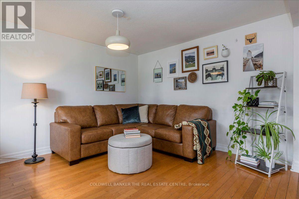 18 Agnes Street, Barrie, Ontario  L4M 2S2 - Photo 2 - S13748086
