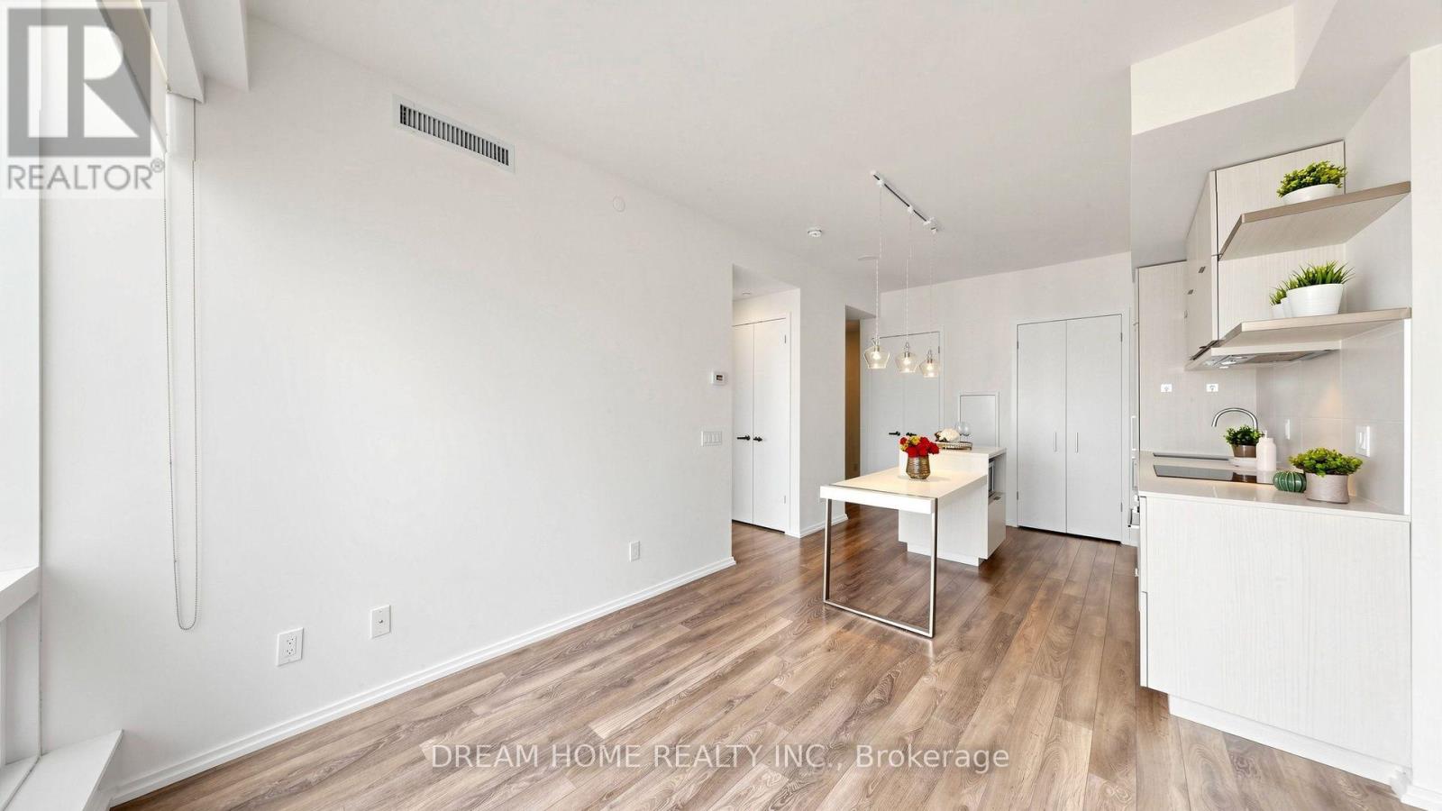 1701 - 197 Yonge St Street, Toronto, Ontario  M5B 0C1 - Photo 9 - C13748324