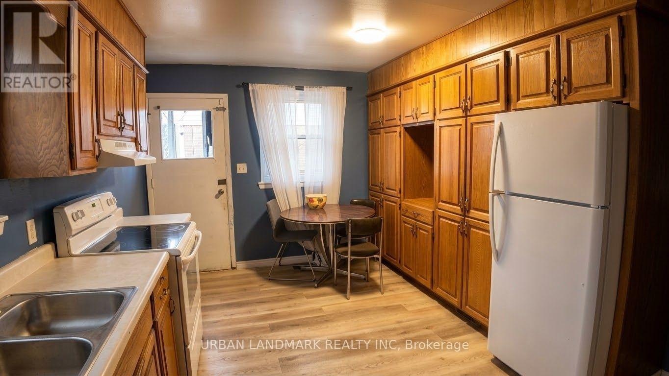 329 Durham Court, Oshawa, Ontario  L1J 1W8 - Photo 3 - E13748510