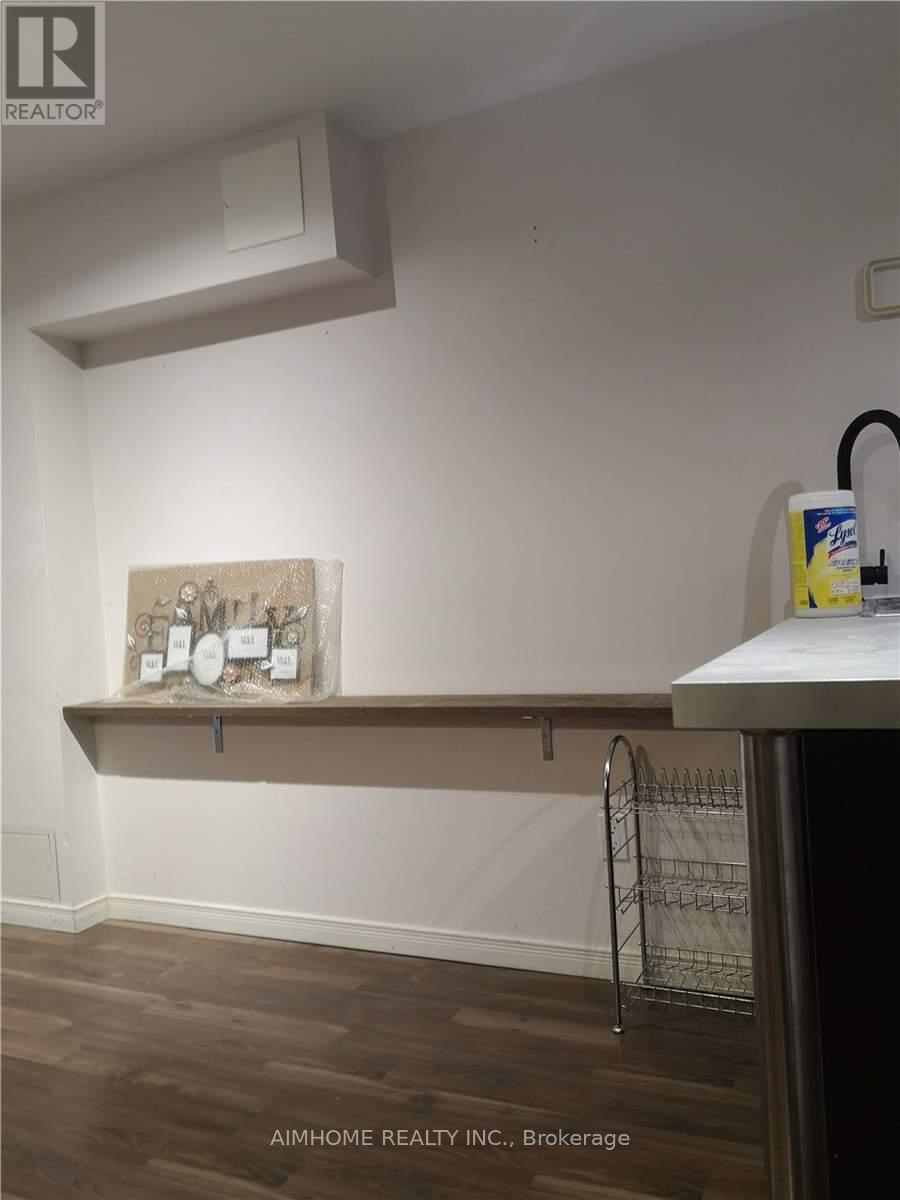 Gl Unit - 28 Martell Gate, Aurora, Ontario L4G 0C4 - Photo 2 - N13748506