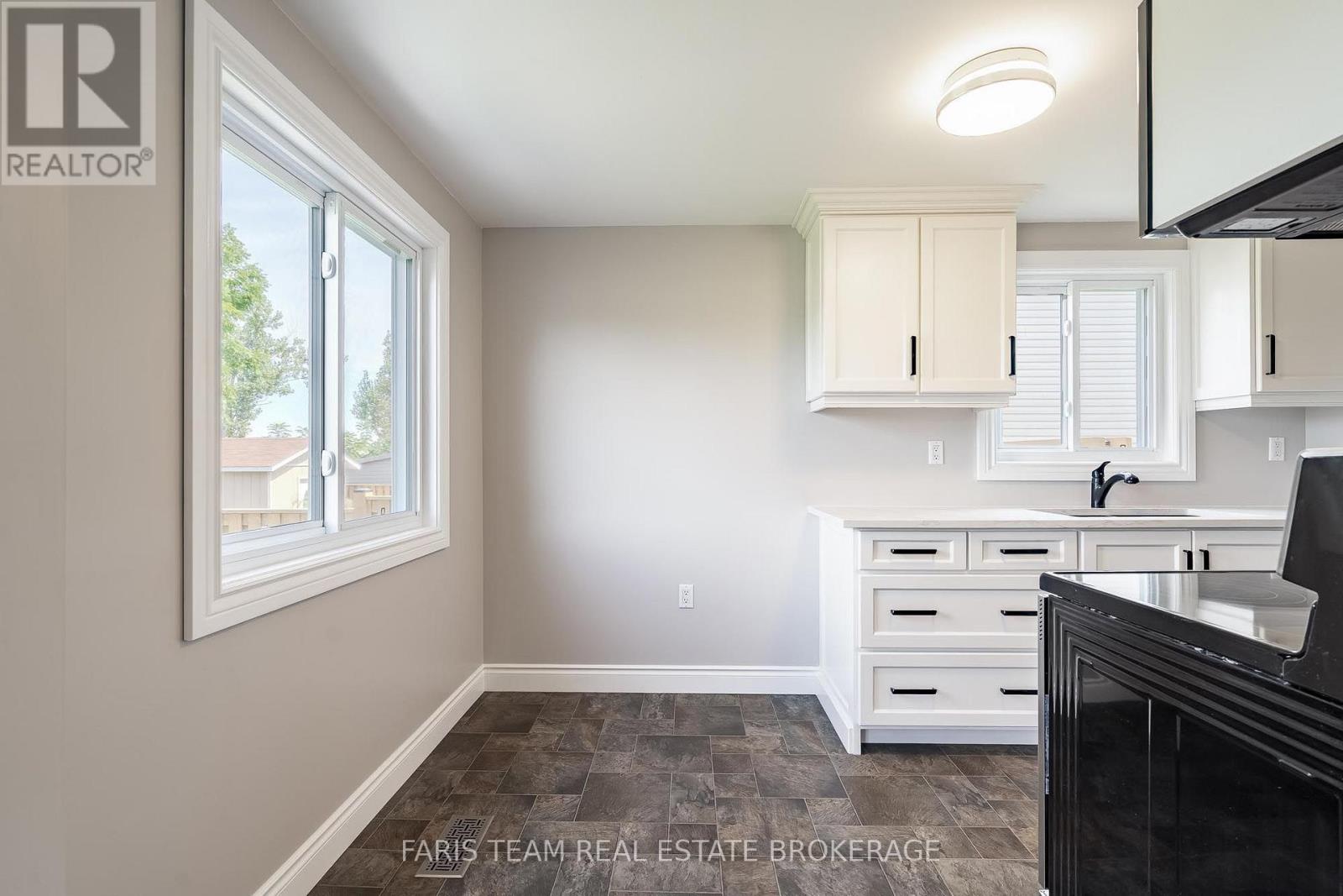 12 Arthur Avenue, Barrie, Ontario  L4M 6H3 - Photo 11 - S13748468