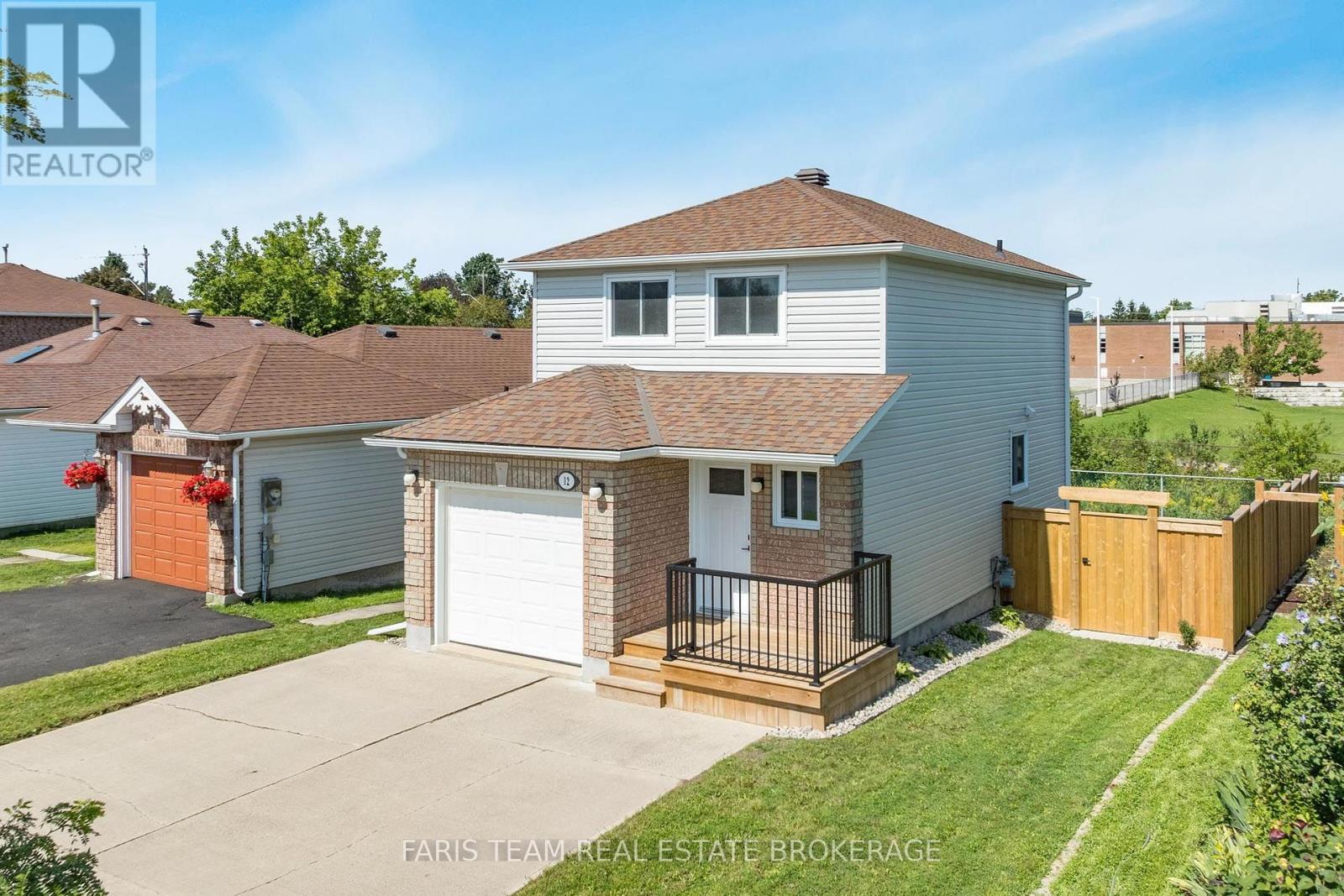 12 Arthur Avenue, Barrie, Ontario  L4M 6H3 - Photo 2 - S13748468