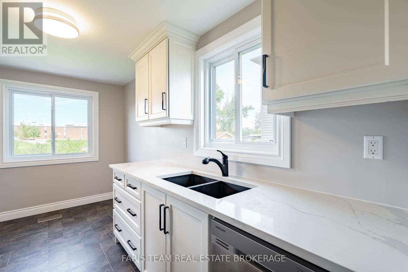 12 Arthur Avenue, Barrie, Ontario  L4M 6H3 - Photo 8 - S13748468