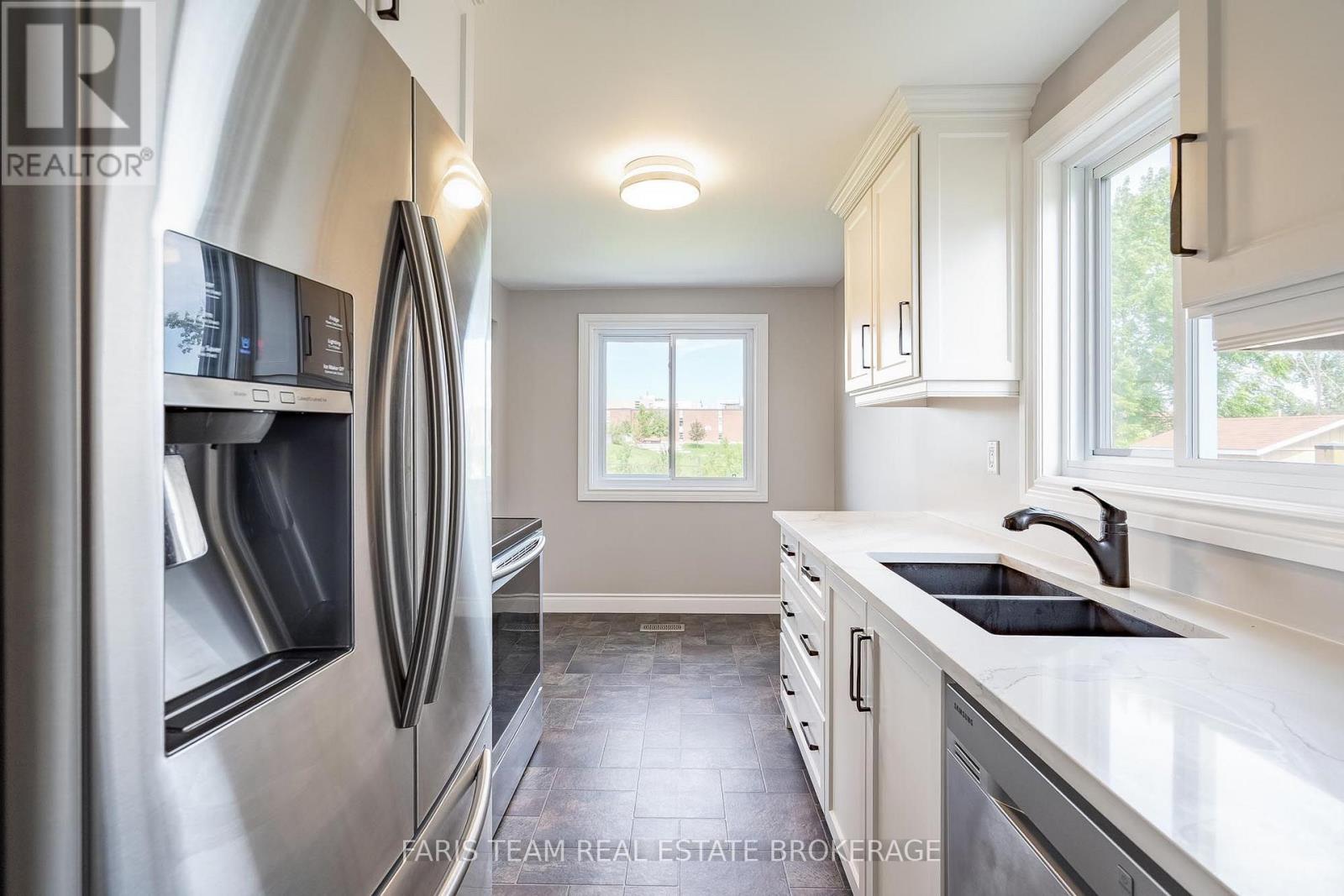 12 Arthur Avenue, Barrie, Ontario  L4M 6H3 - Photo 9 - S13748468