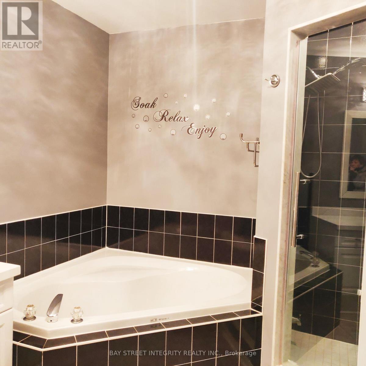 2054 Glenhampton Road, Oakville, Ontario  L6M 3T9 - Photo 9 - W13748524