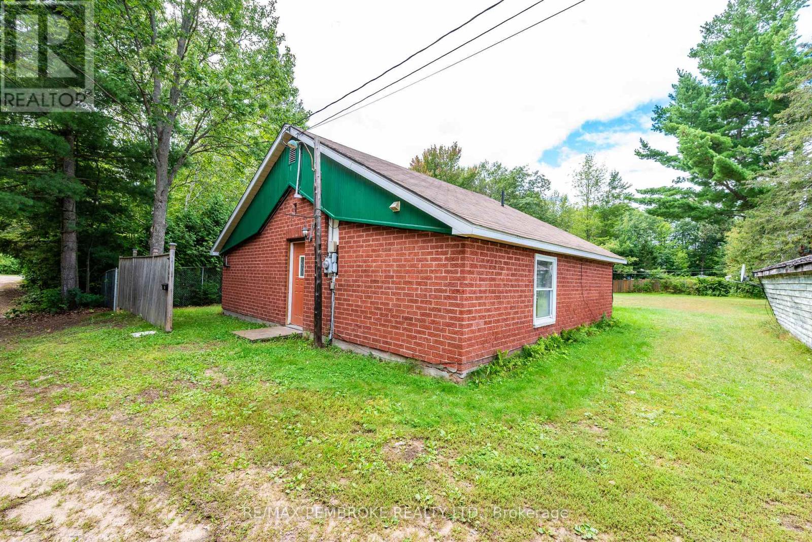 1469 Victoria Street, Petawawa, Ontario K8H 2G2 - Photo 2 - X13748574