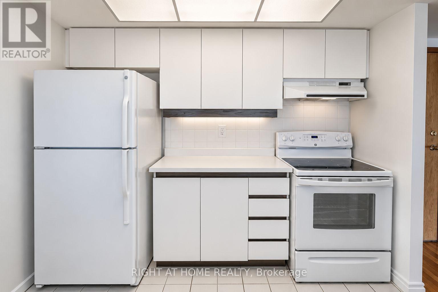 3110 - 77 Harbour Square, Toronto, Ontario  M5J 2S2 - Photo 17 - C13748540