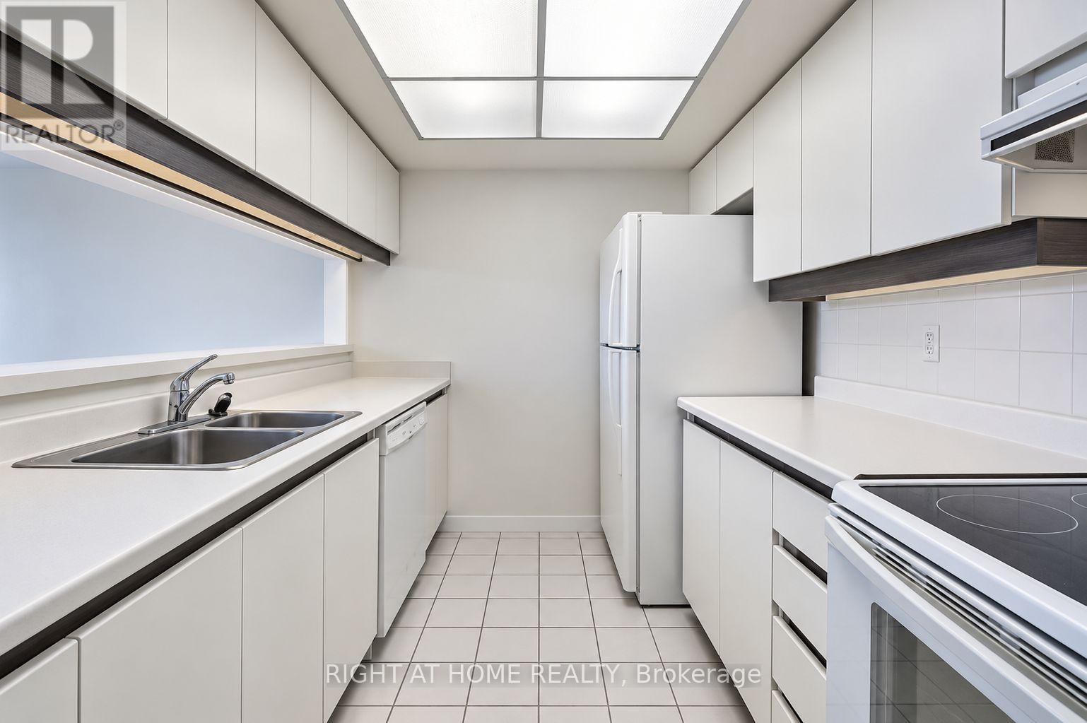 3110 - 77 Harbour Square, Toronto, Ontario  M5J 2S2 - Photo 18 - C13748540