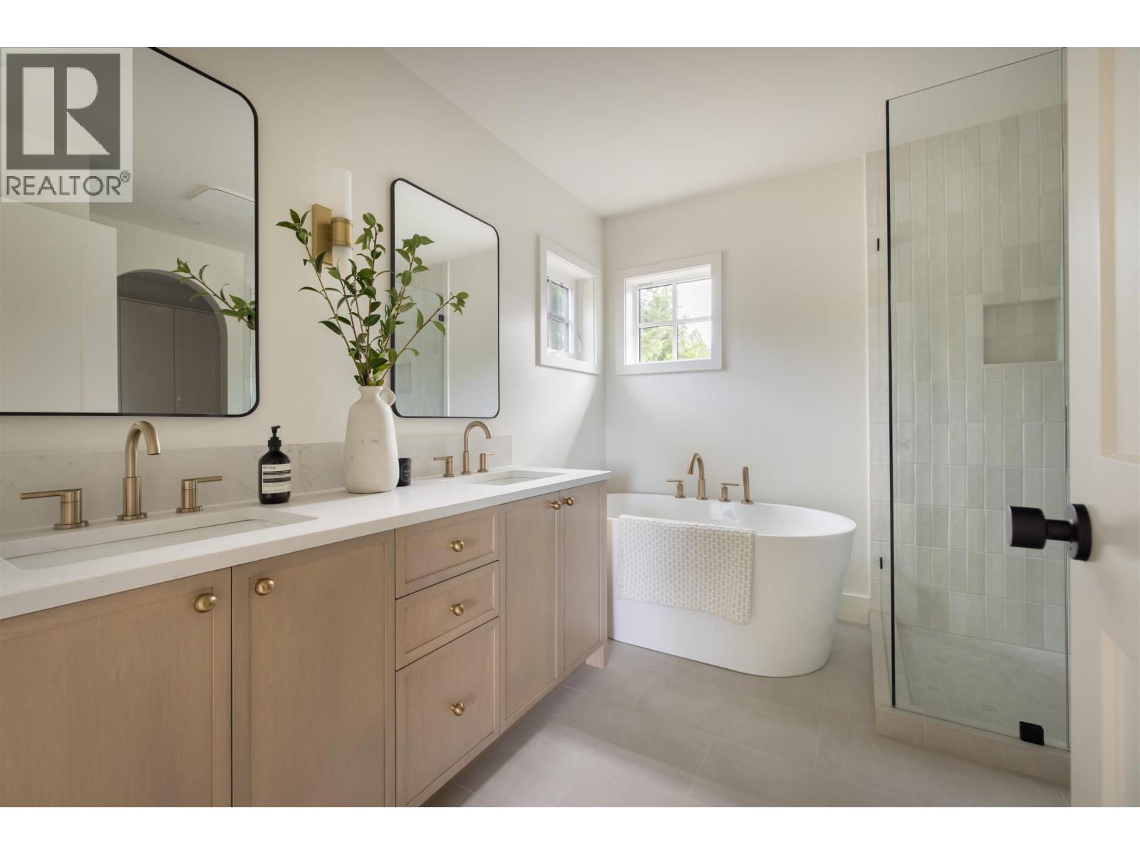 385 Solaz Place, Gibsons, British Columbia  V0N 1V5 - Photo 10 - R3151837