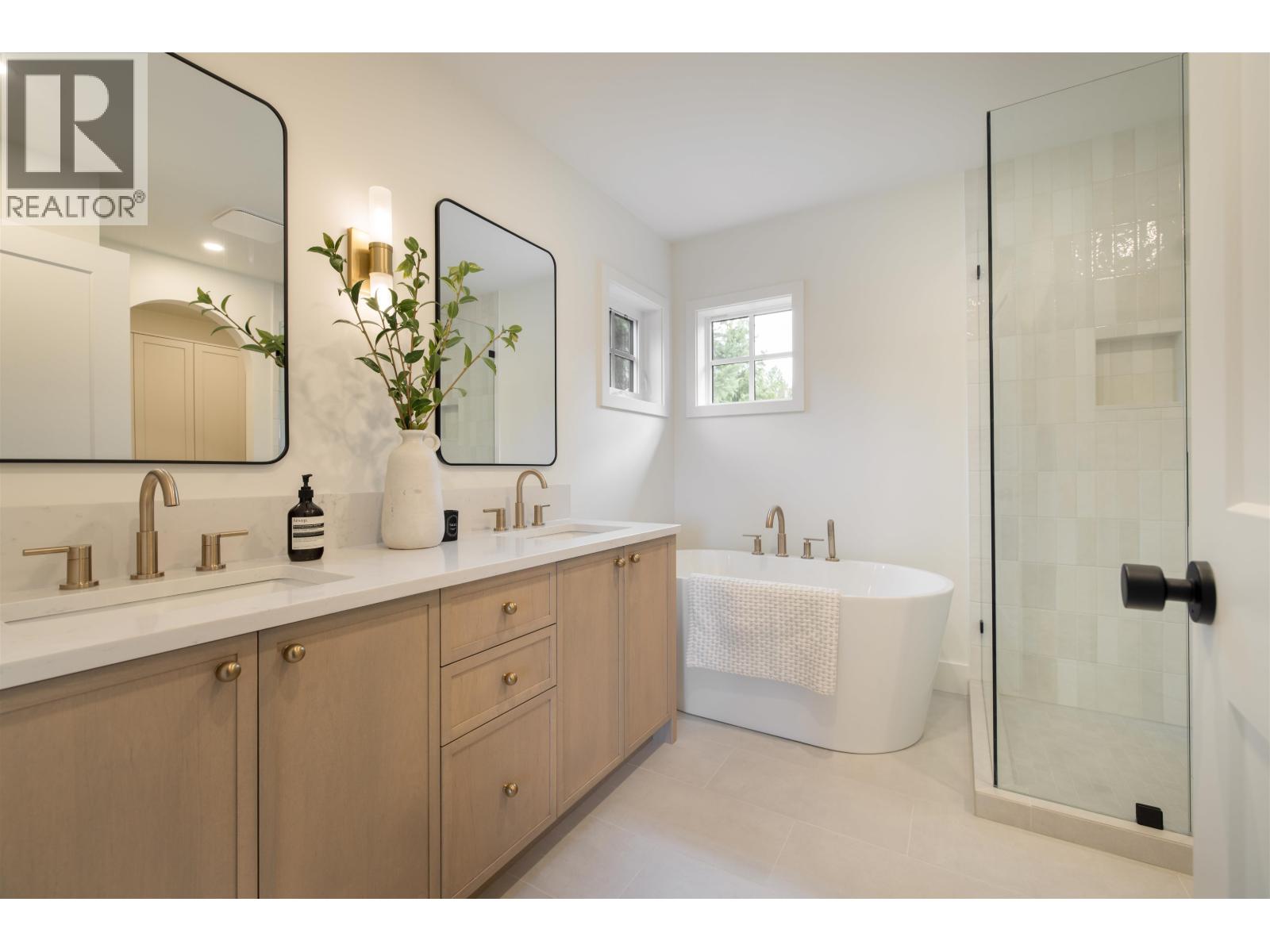 385 Solaz Place, Gibsons, British Columbia  V0N 1V5 - Photo 12 - R3151837
