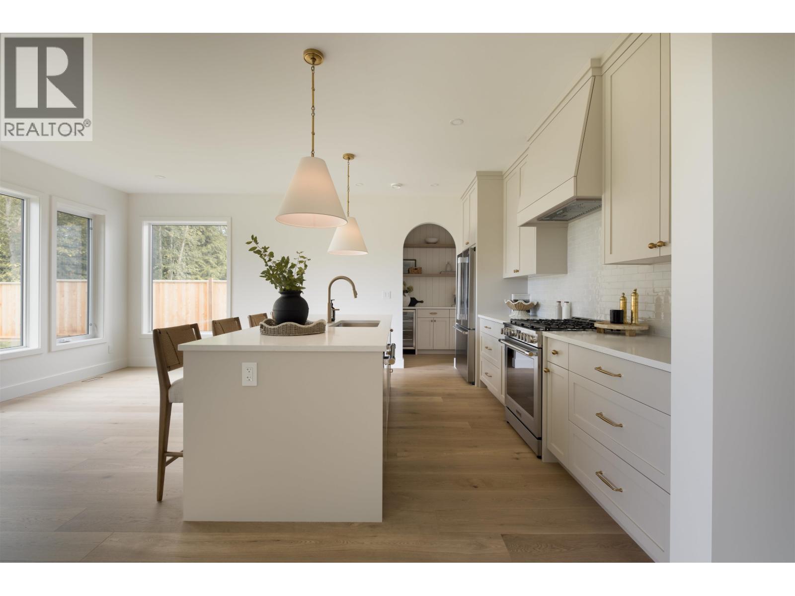 385 Solaz Place, Gibsons, British Columbia  V0N 1V5 - Photo 4 - R3151837