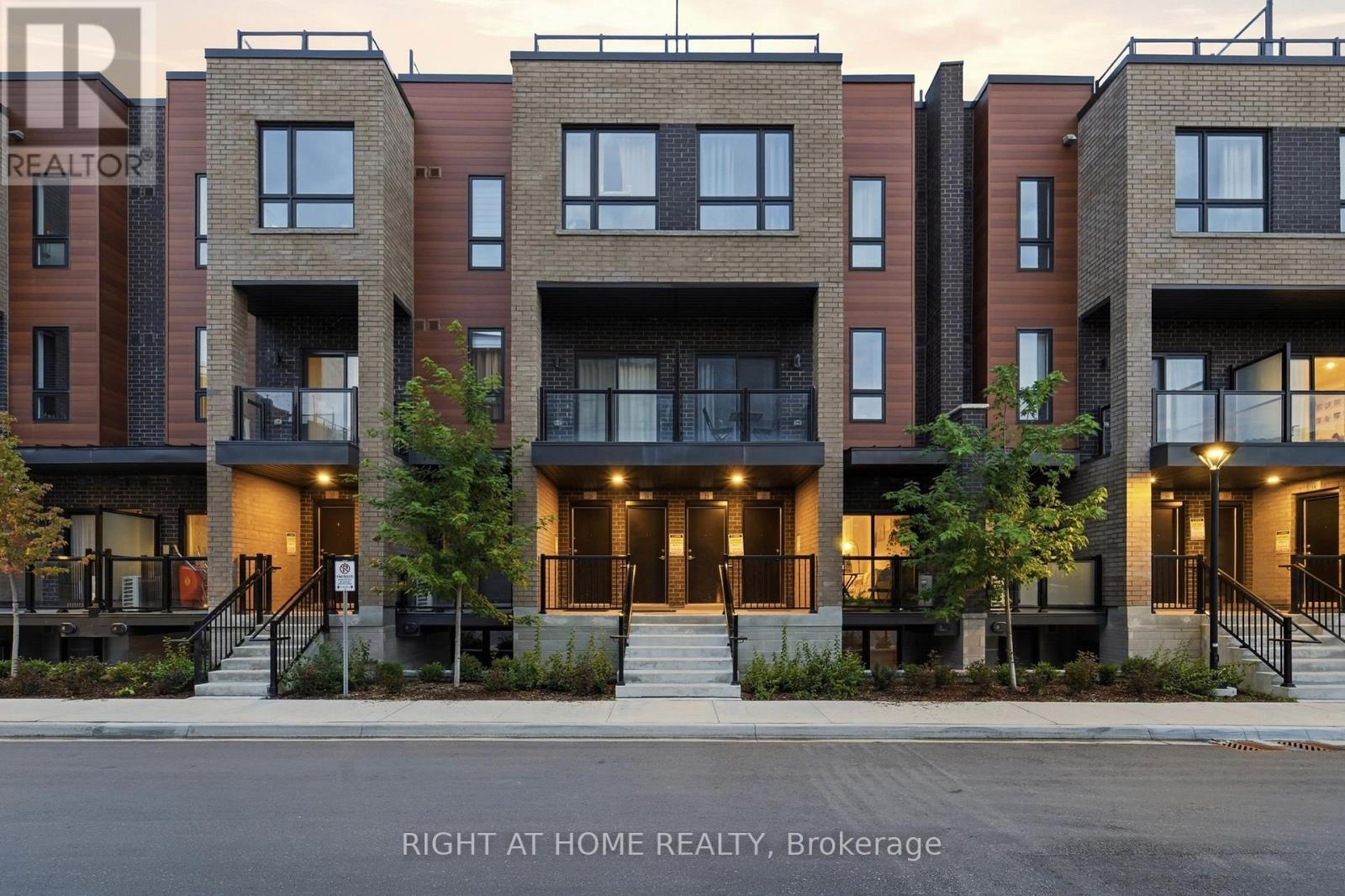 22 - 24 LYTHAM GREEN CIRCLE, Newmarket, Ontario