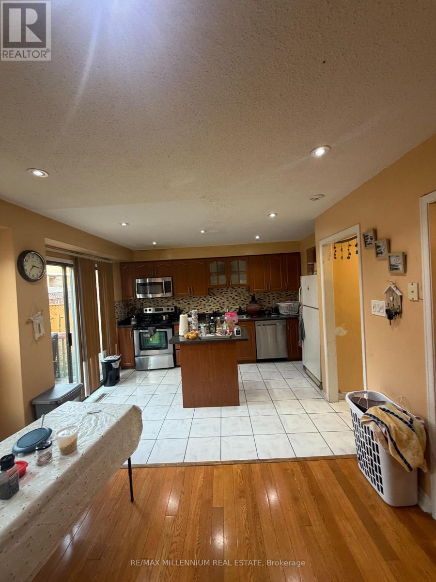 10 Hendricks Crescent, Brampton, Ontario  L6Y 4K9 - Photo 2 - W13748672