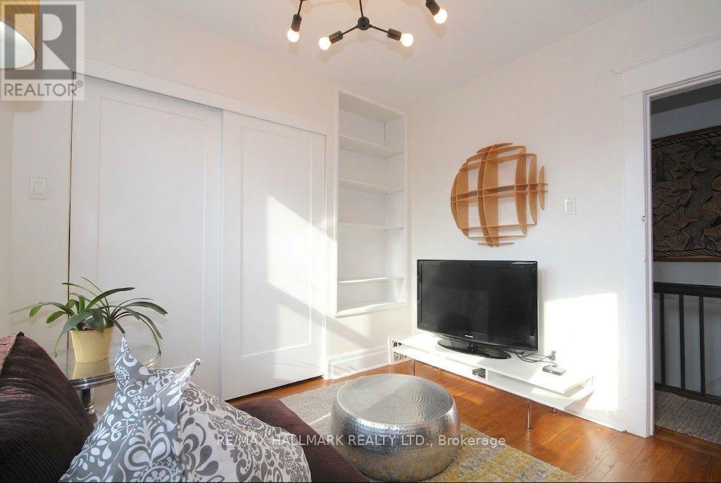 Upper - 91 Ivy Avenue, Toronto, Ontario  M4L 2H8 - Photo 10 - E13748730