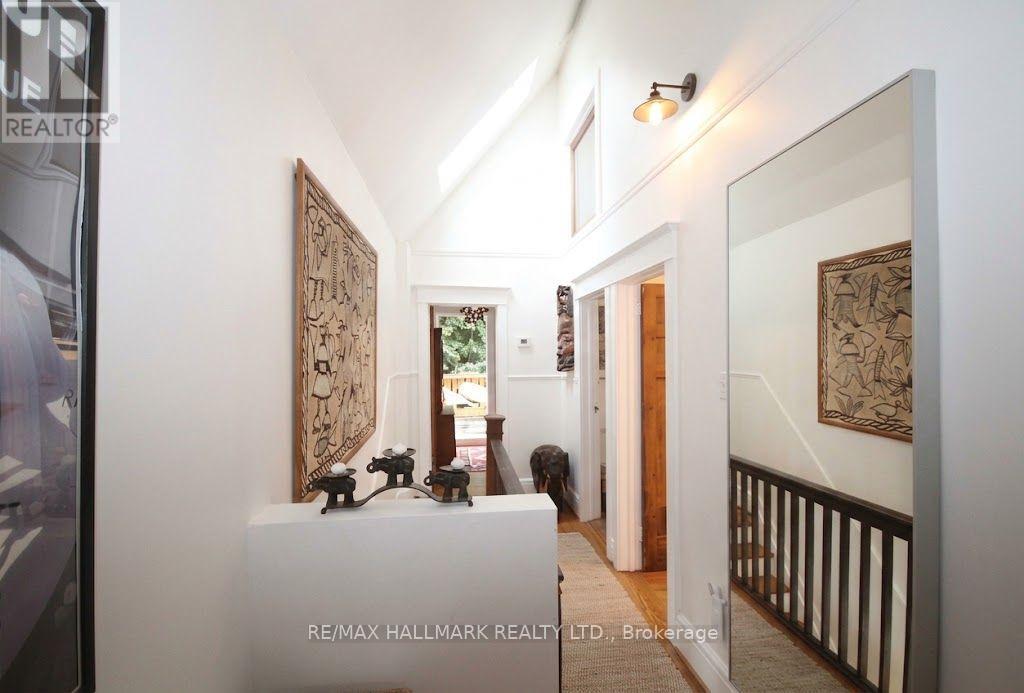 Upper - 91 Ivy Avenue, Toronto, Ontario  M4L 2H8 - Photo 14 - E13748730