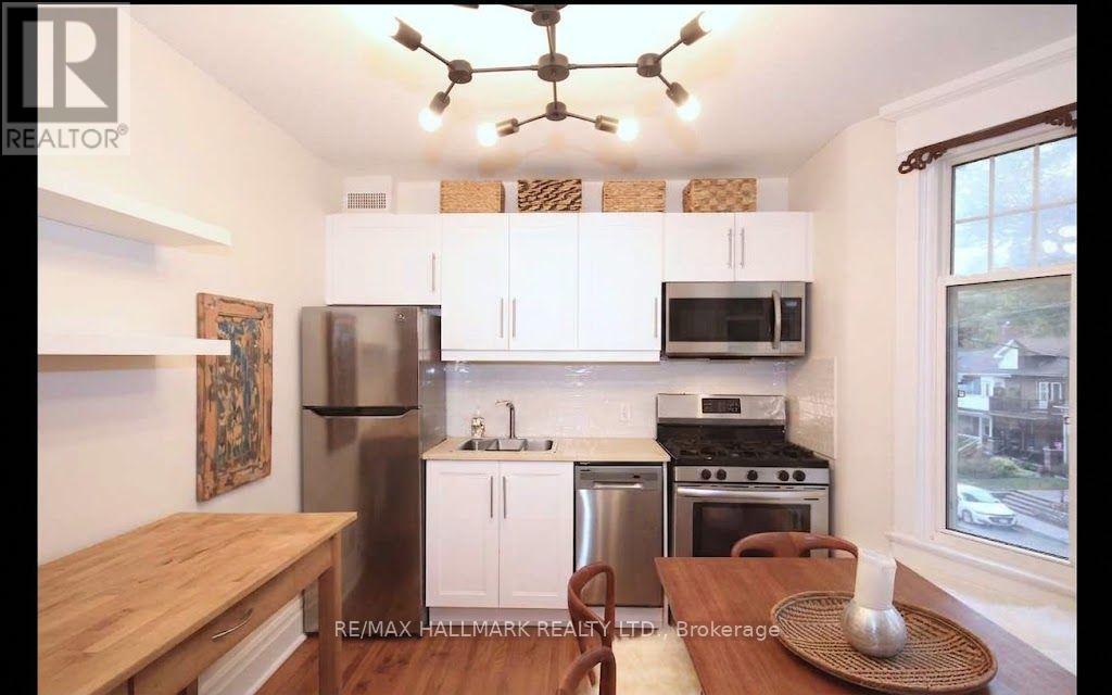 Upper - 91 Ivy Avenue, Toronto, Ontario  M4L 2H8 - Photo 16 - E13748730