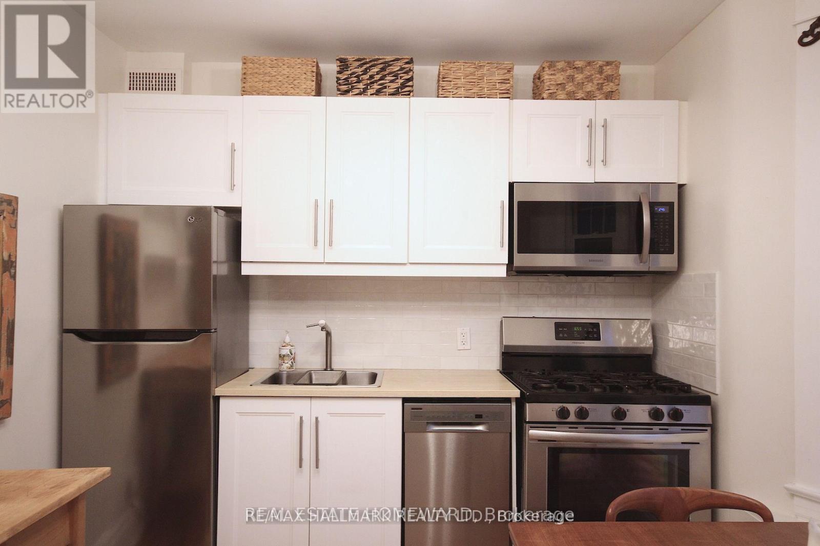 Upper - 91 Ivy Avenue, Toronto, Ontario  M4L 2H8 - Photo 17 - E13748730