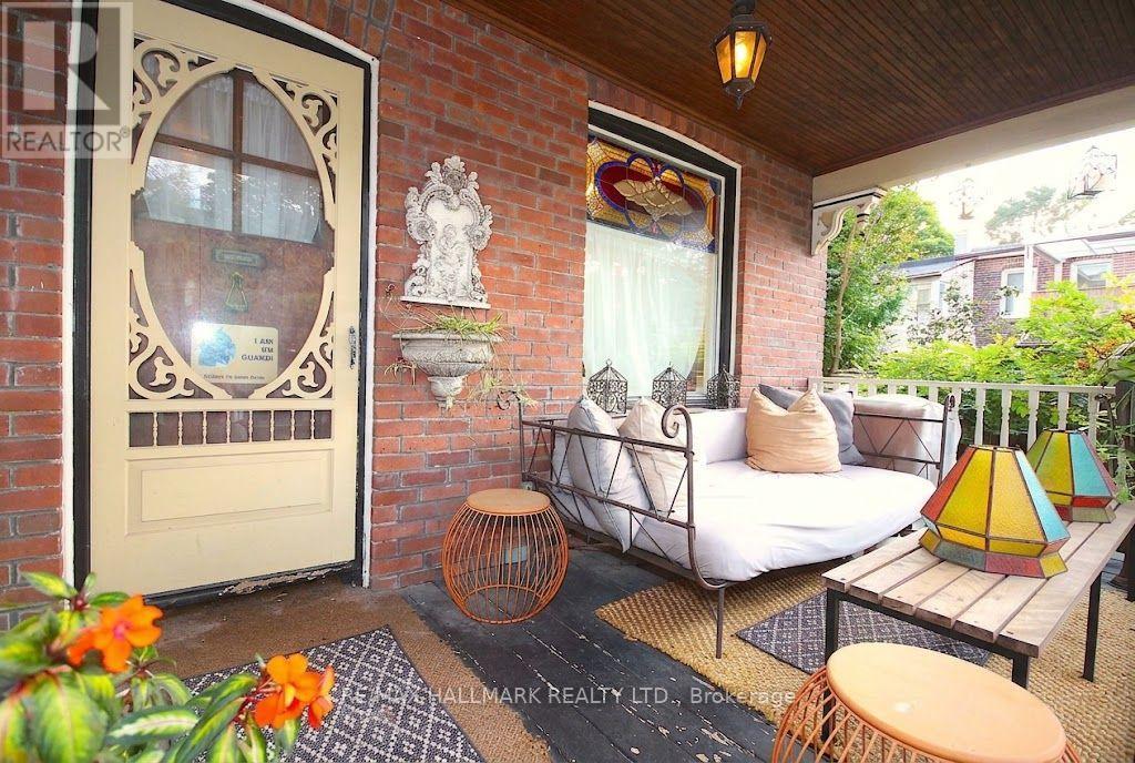 Upper - 91 Ivy Avenue, Toronto, Ontario  M4L 2H8 - Photo 2 - E13748730