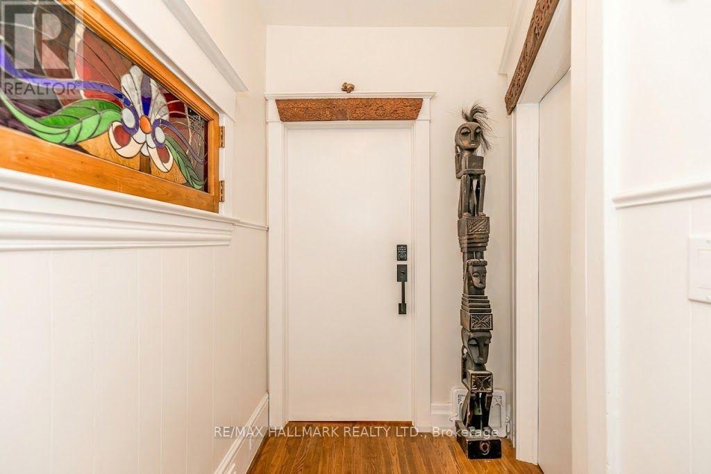 Upper - 91 Ivy Avenue, Toronto, Ontario  M4L 2H8 - Photo 3 - E13748730