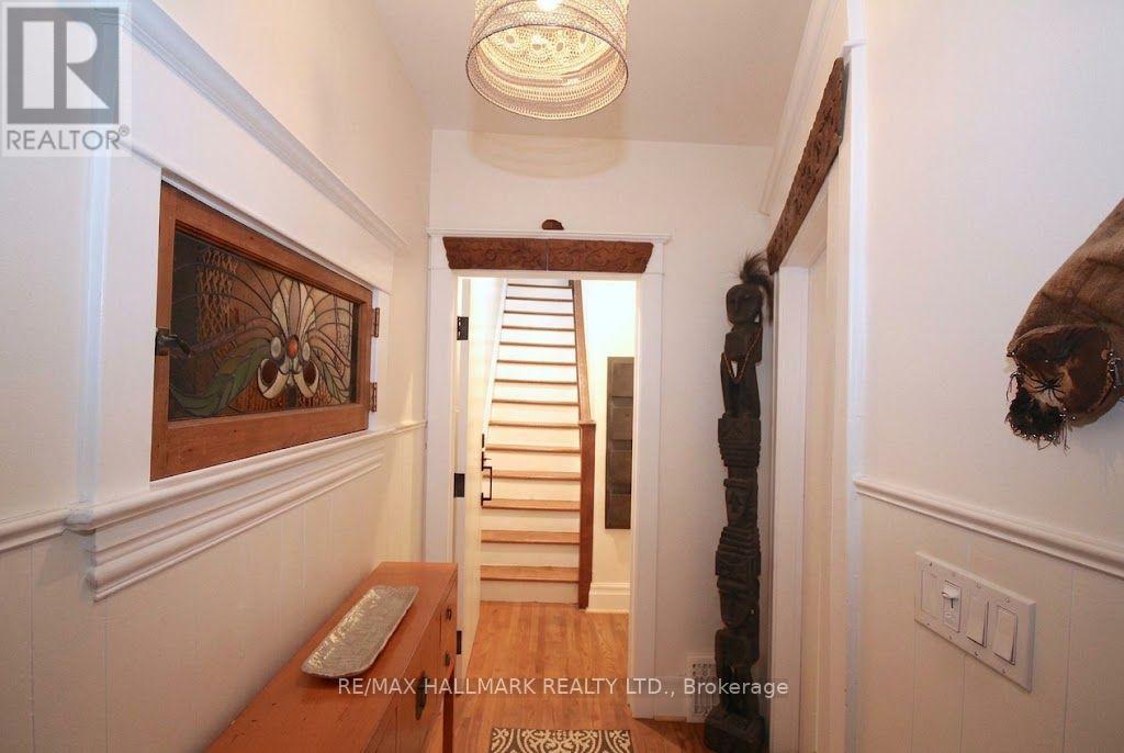 Upper - 91 Ivy Avenue, Toronto, Ontario  M4L 2H8 - Photo 4 - E13748730