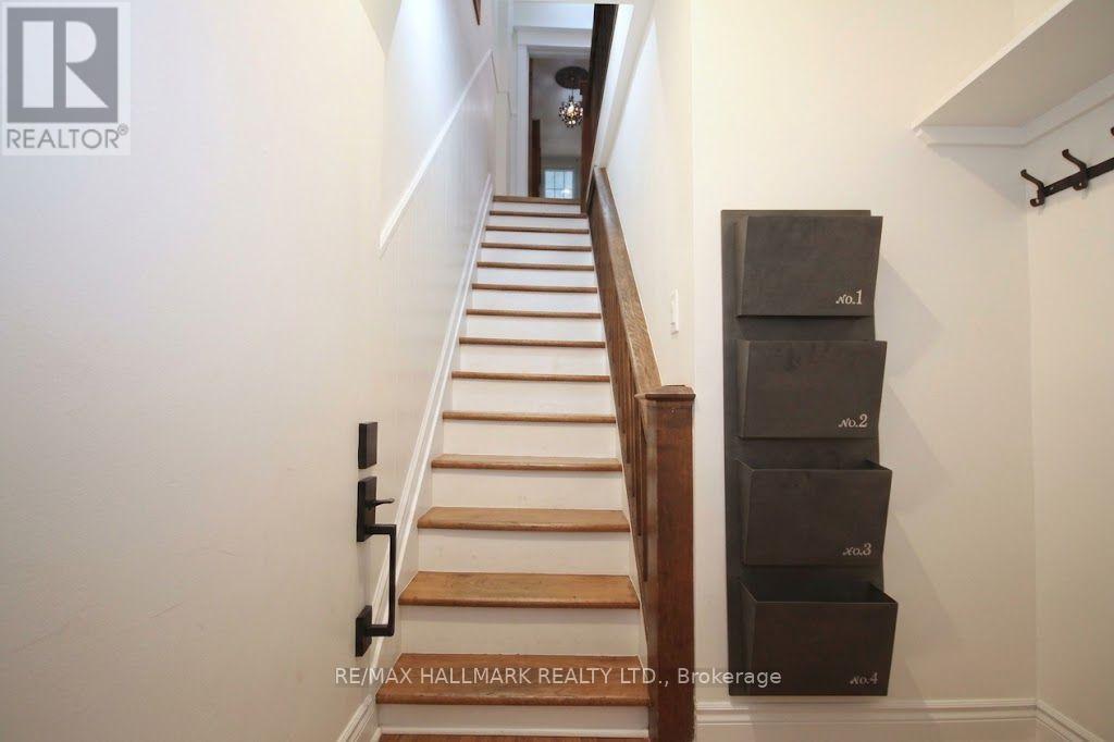 Upper - 91 Ivy Avenue, Toronto, Ontario  M4L 2H8 - Photo 5 - E13748730